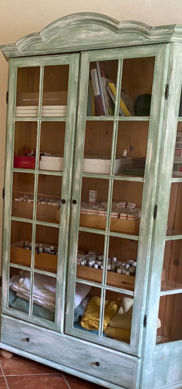 Schrank der homöopathischen Globuli.